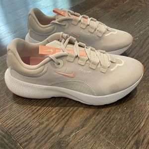Womens Nike React escape size 8 NIB